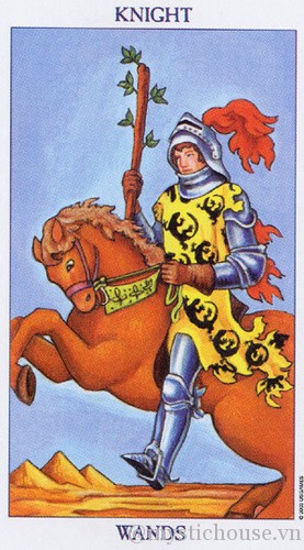 Qua bức hình, bạn sẽ được chứng kiến một hình ảnh phong cách và năng động của hiệp sĩ Rừng Lá. Lá bài Tarot Hiệp Sĩ gậy mang đến cho bạn đầy đủ sự nhiệt huyết và khát khao thành công trong cuộc sống.